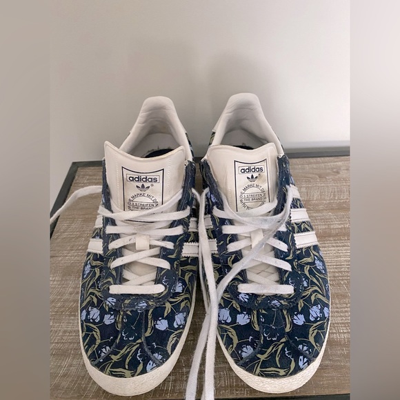 Adidas shoes - Picture 1 of 3